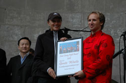 Grete Waitz received the Some Sunny Night Award 2006 in Central Park New York City for outstanding encouragement to disabled persons in sports